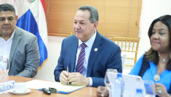 Porfirio Peralta y Dioscar Faña presiden reunión con miembros Comité Consultivo Circ.#2.